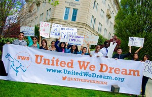 Enquanto esperam, ativistas do grupo United We Dream (UWD) divulgaram uma lista de 5 itens que facilitarão a inscrição no processo