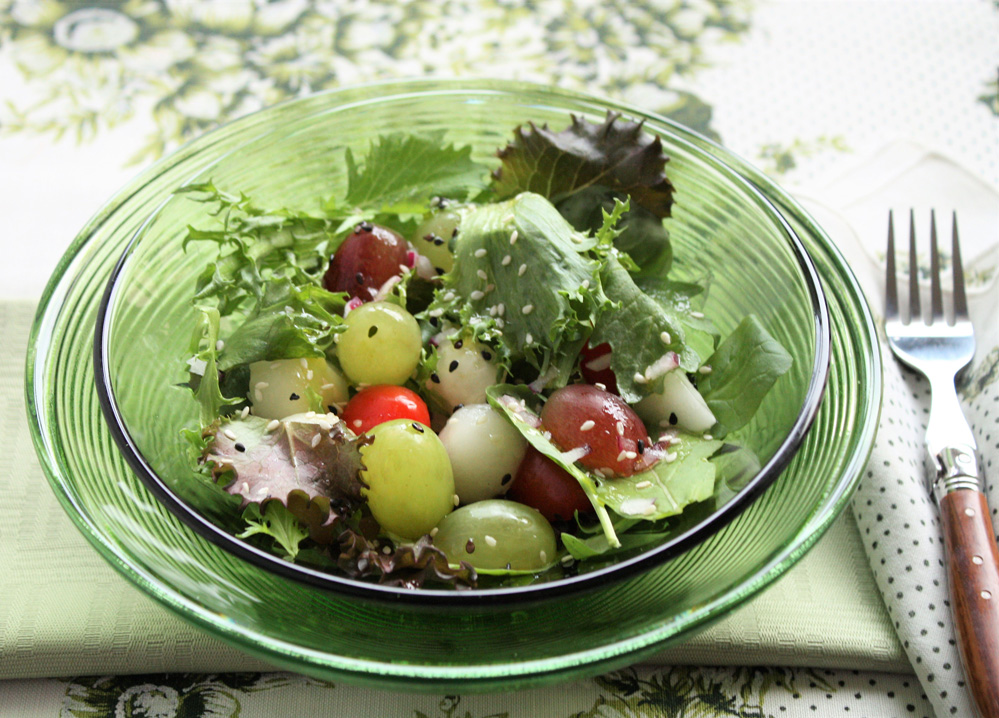 Salada de folhas com uvas e sementes de gergelim 002 Salada de folhas com uvas e sementes de gergelim