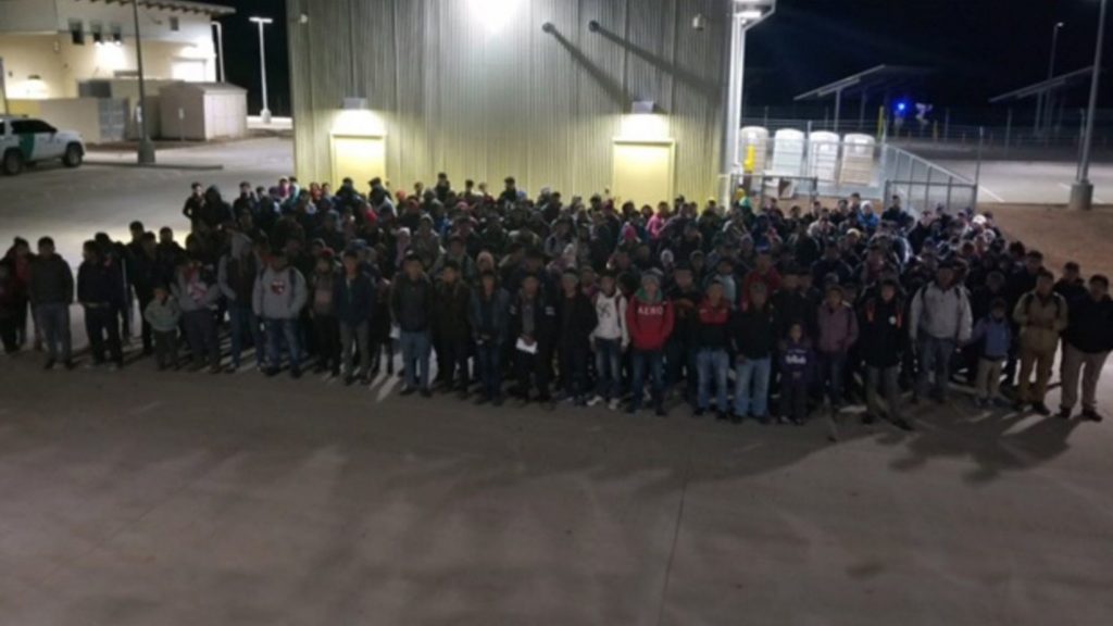 Foto11 Imigrantes detidos Grupo de 247 imigrantes se entrega aos agentes na fronteira