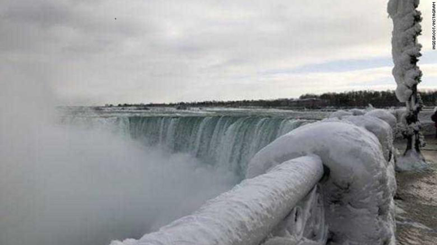 Foto24 Niagara Falls congelada Frio congela as Cataratas de Niágara