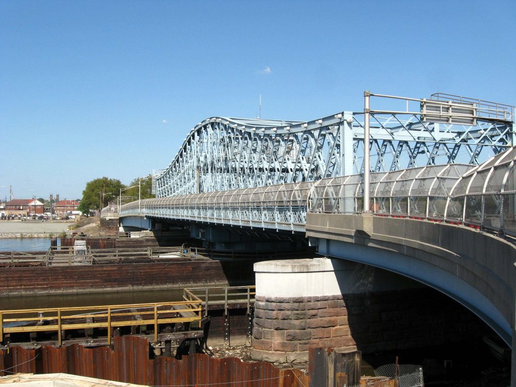 Foto5 Ponte Jackson Street Homem tenta suicídio ao pular de ponte em Newark