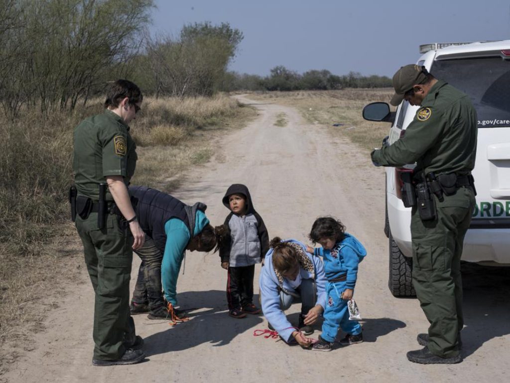 Foto23 Imigrantes na fronteira Patrulheiros coletarão impressões digitais de crianças na fronteira com o México