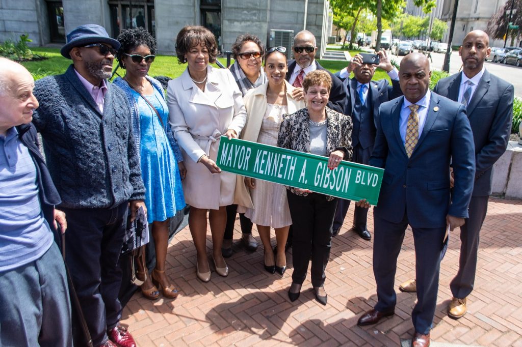 Foto5 Gibson Blvd Gibson Family Broad Street torna se “Mayor Kenneth A. Gibson Blvd” em Newark