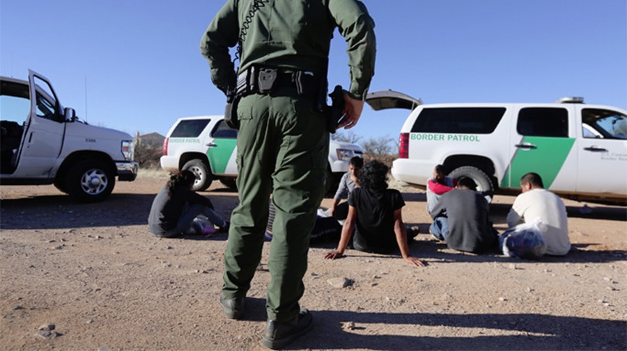 Foto3 Prisoes na fronteira Senado aprova US$ 4.6 bilhões para emergência na fronteira