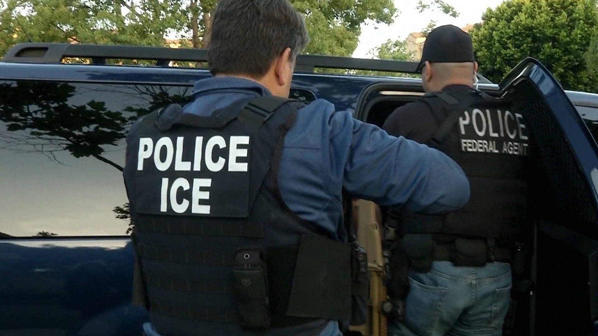 Foto18 ICE Agentes do ICE realizam batidas, mas não puderam entrar em casas