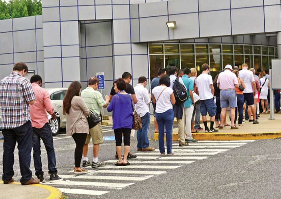 Foto21 Fila no DMV DHS revisa leis que permitem a emissão de carteiras para indocumentados