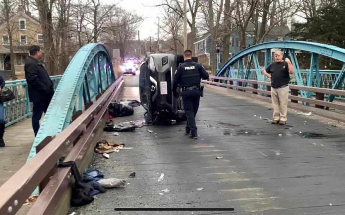 Foto22 Acidente Framingham MA Brasileiro capota carro em ponte em Massachusetts