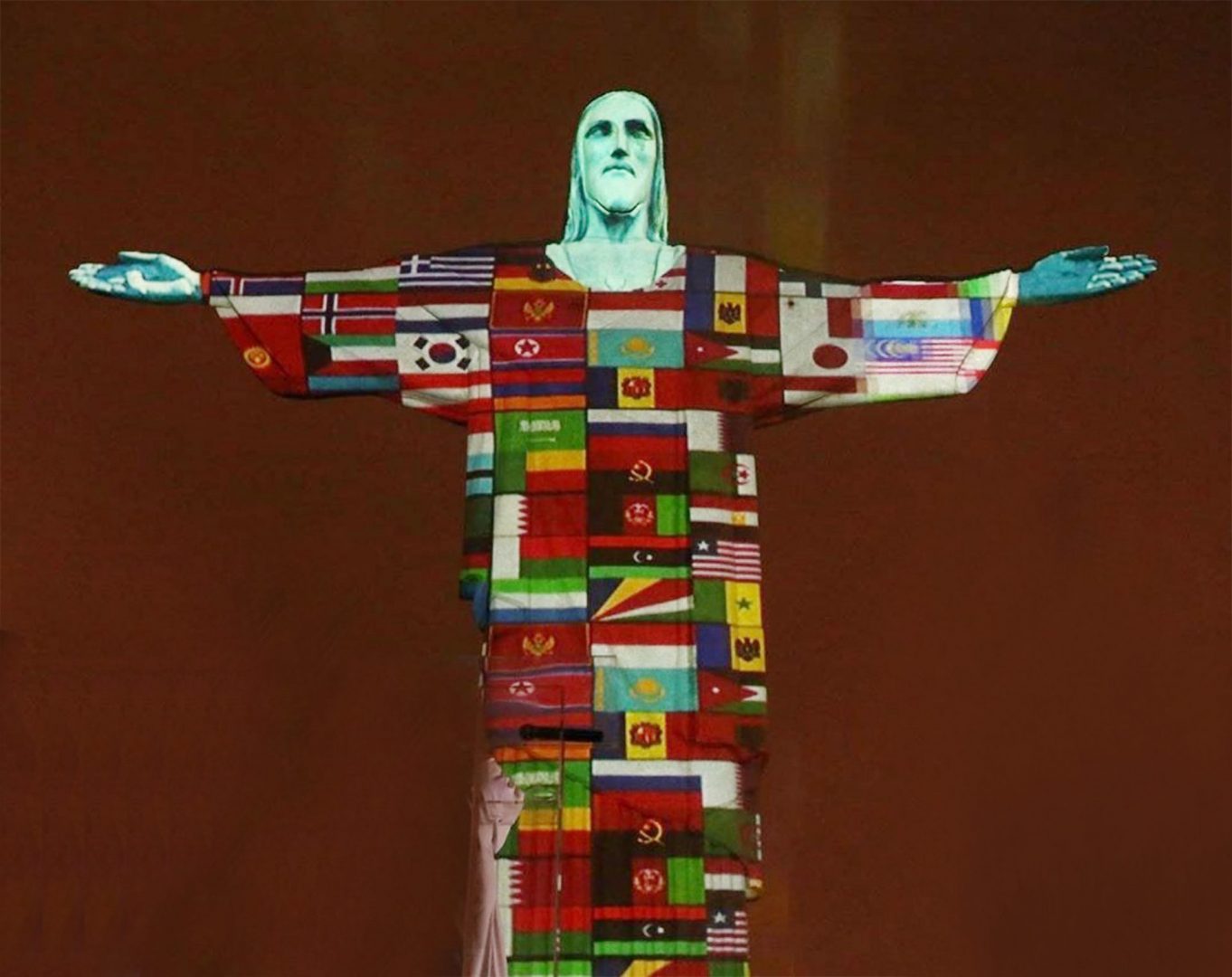 6BEE4605 D9E3 46F3 9676 D049E2369B40 scaled Cristo Redentor é iluminado com bandeiras de países afetados pelo coronavírus