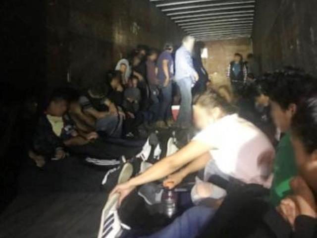 Foto24 Imigrantes escondidos na carroceria Patrulheiros encontram 90 imigrantes escondidos em caminhão no TX